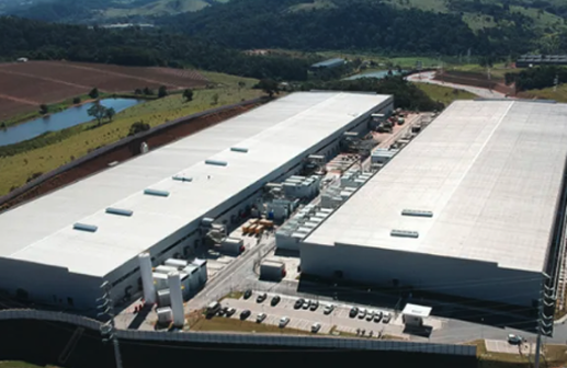 Vista de cima de 2 galpões industriais